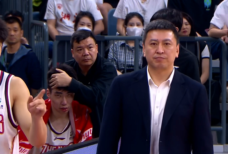 冲浪夜战：漓江飞鹰队逆转辽东犀牛队，主帅临场妙招边后卫成为亮点